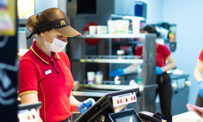 trabajadora-mcdonalds-dreamstime.jpg