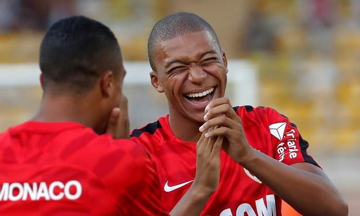 Mbappe-risas-calentamiento-2017-reuters.jpg