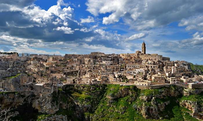 Panoramica-de-la-ciudad-de-Matera-al-sur-de-Italia-dreamstime.jpg