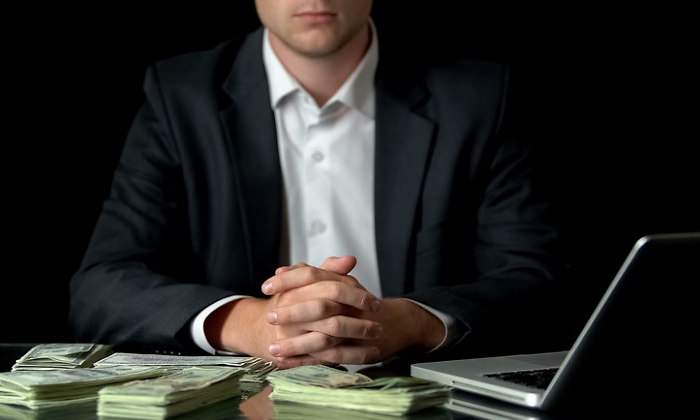 dinero-dolares-ordenador-oscuro-traje-770-dreamstime.jpg
