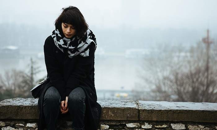 Una-mujer-triste-durante-un-dia-de-invierno-iStock.jpg