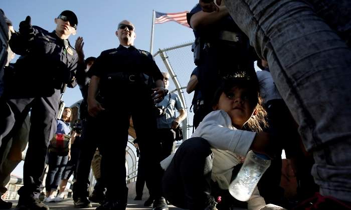 familia-eeuu-frontera-mexico-reuters.jpg