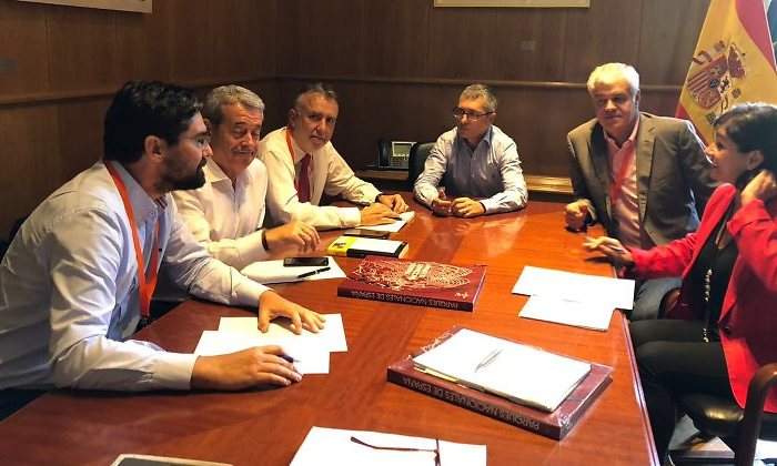 Jos Antonio Valbuena en un encuentro con representantes de la Asociacin Elica de Canarias