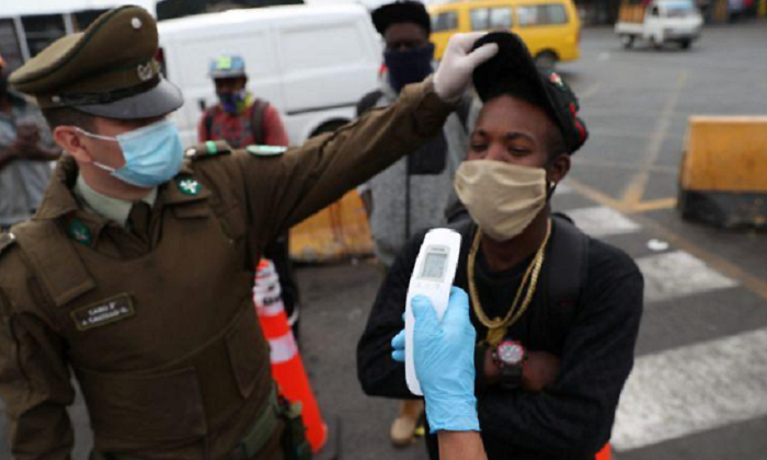 coronavirus-chile-toma-temperatura-reuters.png
