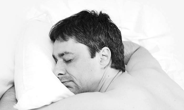 hombre-siesta-bn-770-dreamstime.jpg