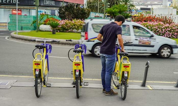 Un hombre se dispone a alquilar una bicicleta