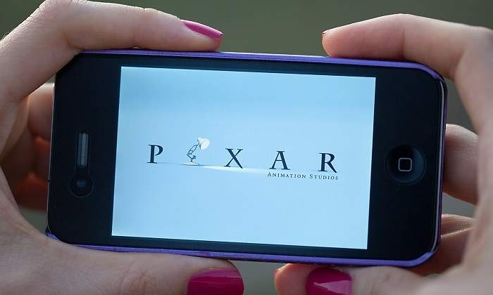 Intro-de-Pixar-en-la-pantalla-de-un-movil-iStock.jpg