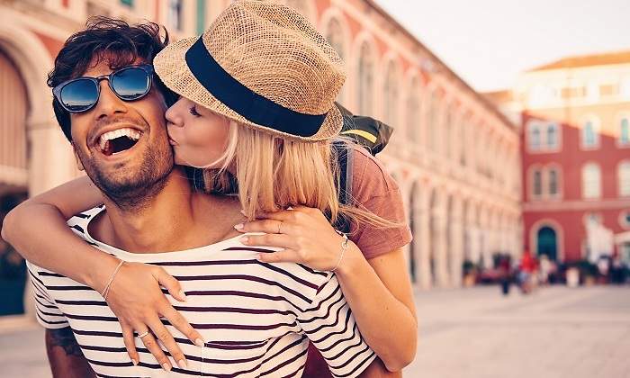 Pareja-dandose-un-beso-iStock.jpg