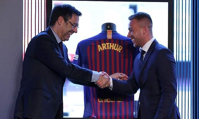 bartomeu-arthur-saludo-presentacion-reuters.jpg
