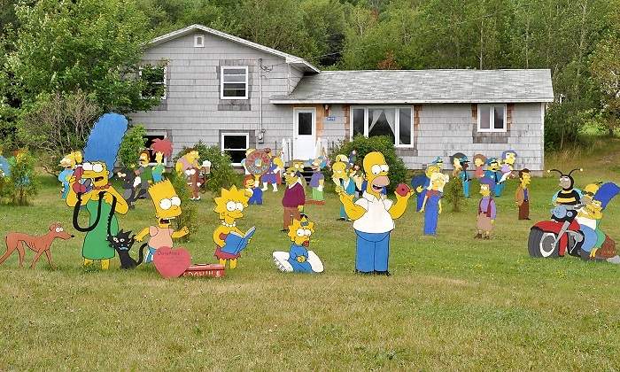 Personajes-de-los-Simpson-en-un-jardin-iStock.jpg