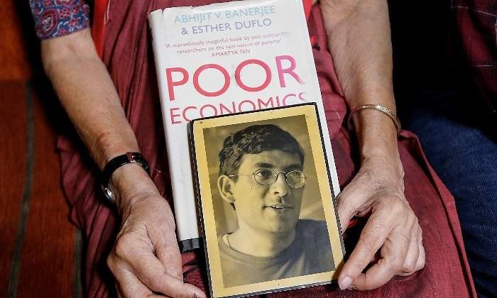 foto-abhijit-banerjee-premio-nobel-2019-manos-madre-reuters-770x420.jpg