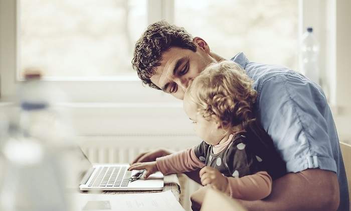 Padre-e-hija-con-el-ordenador-iStock.jpg