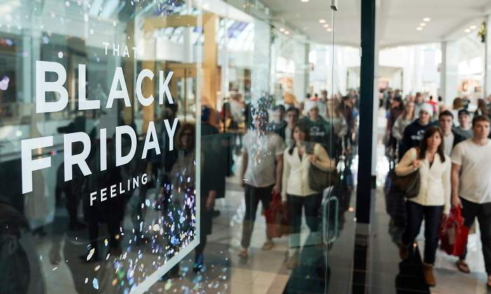 black-friday-cartel-multitud-reuters.jpg