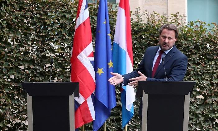 xavier-bettel-luxemburgo-atril-vacio-boris-johnson-brexit-reuters-770x420.jpg
