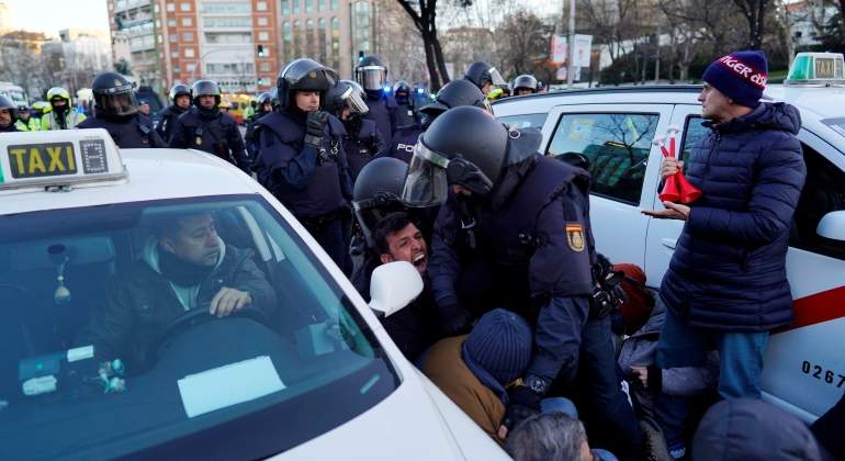 La policía desaloja a los taxistas que protestaban en el Paseo de la Castellana de Madrid