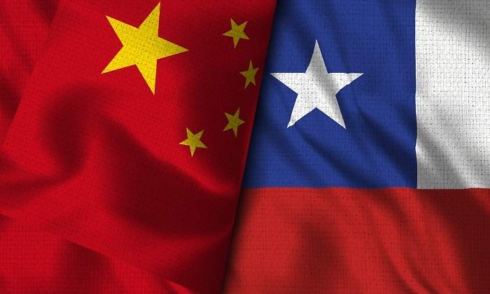 Una bandera de Chine y Chile juntas