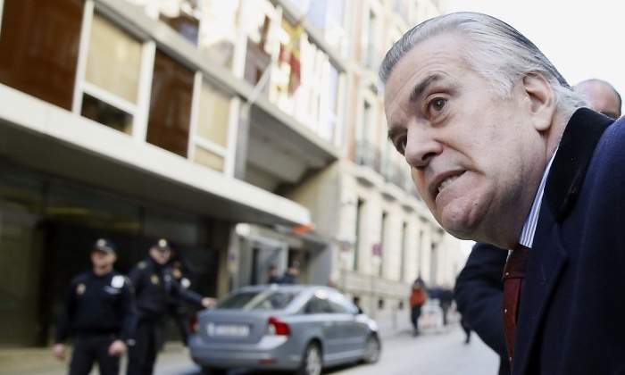 barcenas-cruza-calle-efe.jpg