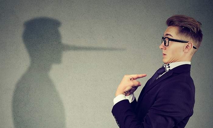 Un-mentiroso-hablando-con-su-sombra-iStock.jpg