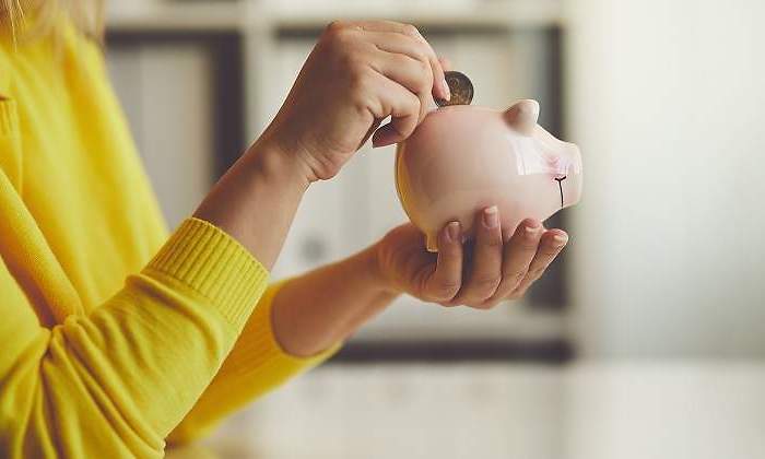 Meter-una-moneda-en-la-hucha-iStock.jpg