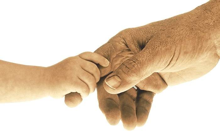 manos-bebe-abuelo.jpg