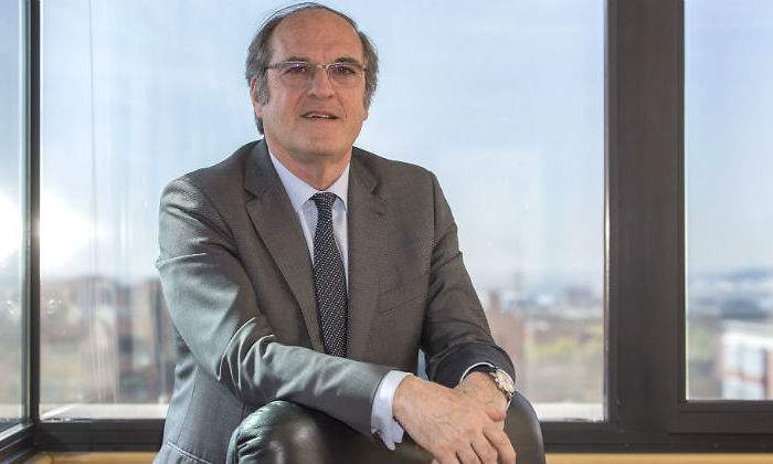 gabilondo-ventana-manos.jpg
