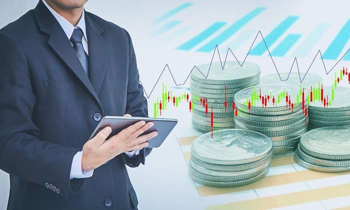 hombre-monedas-grafico-istock.jpg