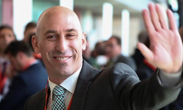 rubiales-mano-reuters.jpg