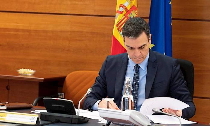 sanchez-lee-papel-moncloa-efe.jpg