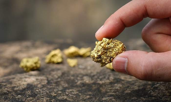 Una-persona-sujetando-un-pequeno-trozo-de-oro-iStock.jpg