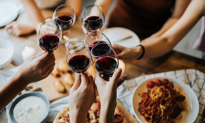Grupo-de-personas-haciendo-un-brindis-iStock.jpg