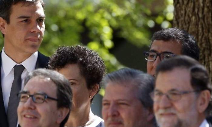 pedrosanchezdistraido-rajoy-cervantes-efe.jpg