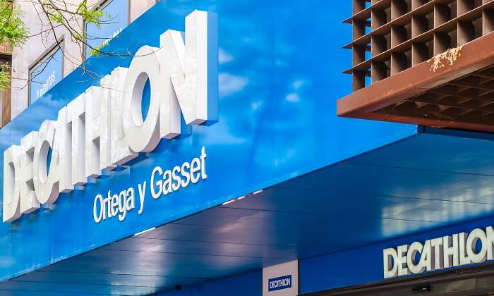 decathlon-ortega-gasset-madrid-cartel-dreamstime.jpg