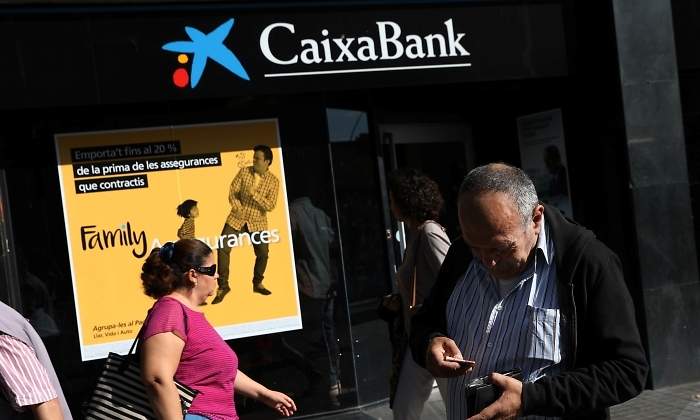 caixabank-personas-sucursal-reuters.jpg