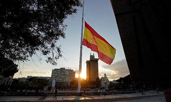 espana-bandera-media-asta-plaza-colon-madrid-coronavirus-reuters-770x420.jpg