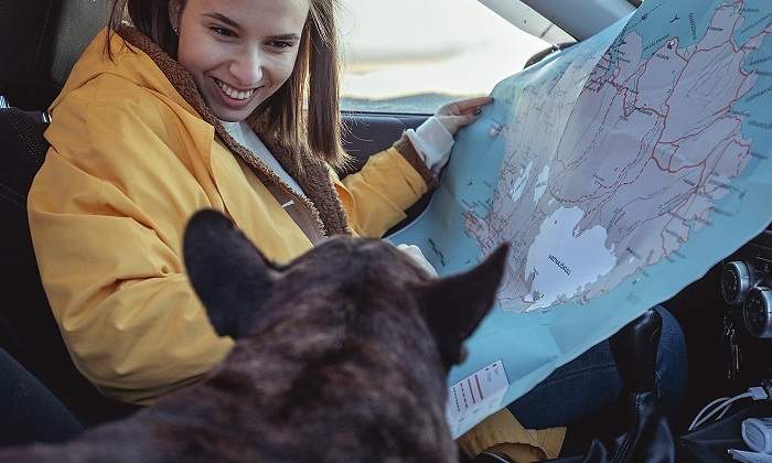 Una-mujer-en-un-coche-mirando-un-mapa-iStock.jpg