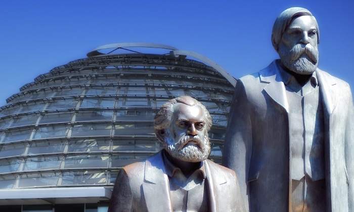 marx-engels-estatua-dreamstime.jpg