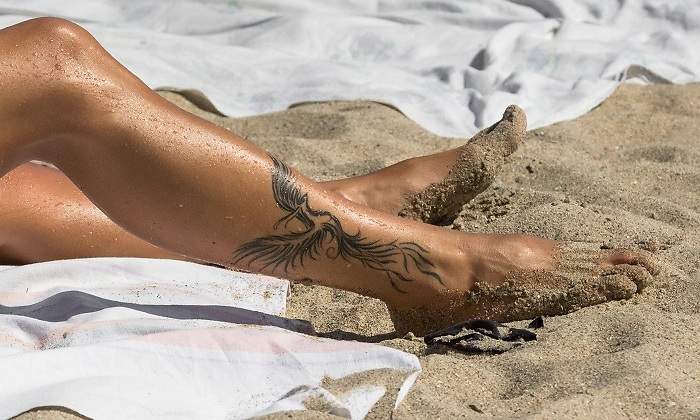 Chica-con-tatuaje-en-la-pierna-al-sol-iStock.jpg
