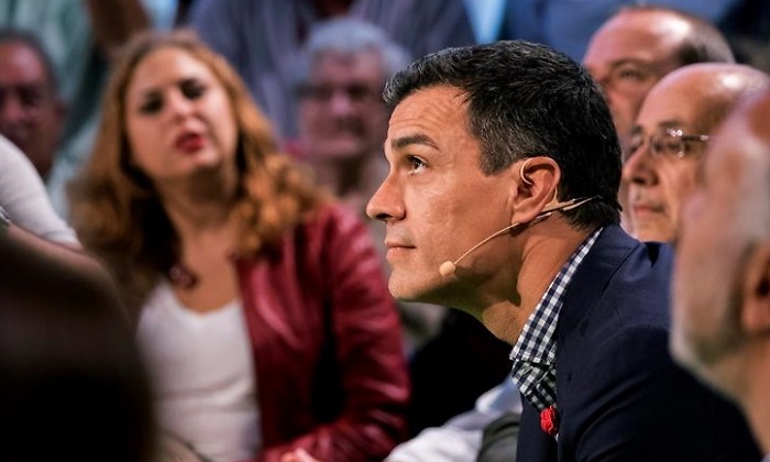 sanchez-mira-arriba-efe.jpg