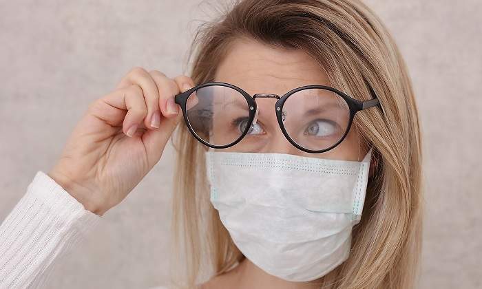 Mujer-con-gafas-y-mascarilla-iStock.jpg
