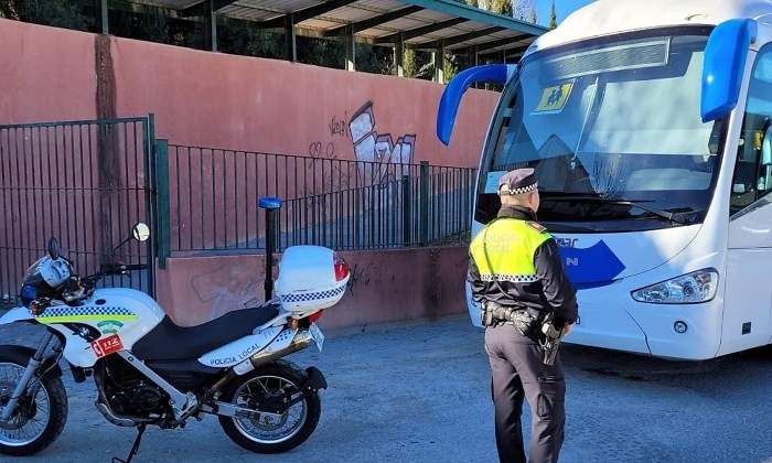 EuropaPress_4215776_control_autobus_escolar_policia_local_jaen_archivo-1.jpg