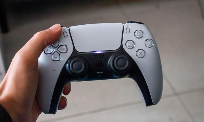 mando-play5-alamy.jpg