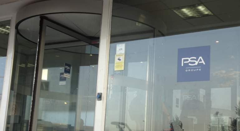 Logo de PSA en la fábrica del grupo en Madrid.