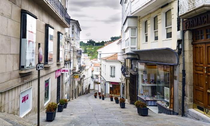 Una calle comercial vaca de Betanzos en Galicia