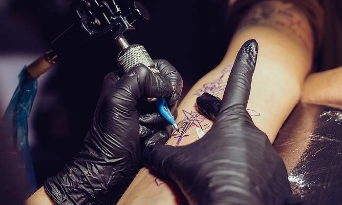 Una-persona-haciendose-un-tatuaje-en-el-brazo-iStock.jpg