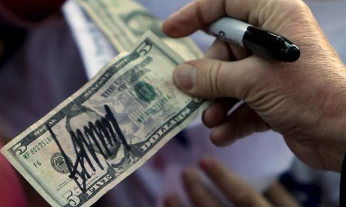 dolar-firmado-trump-reuters.jpg