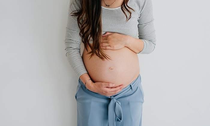 Una-mujer-embarazada-agarrando-su-barriga-iStock.jpg