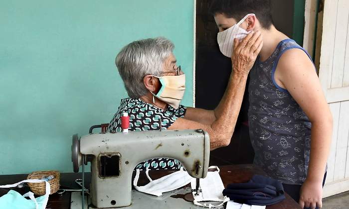 mascarilla-tela-fabricada-mano-cordonpress.jpg
