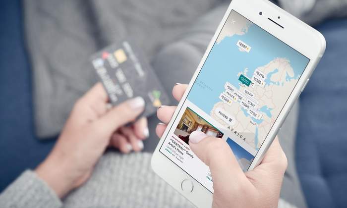 Una mujer usa Airbnb con su iPhone