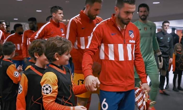 Player escorts antes de salir al campo en el Atltico-Liverpool de febrero de 2020