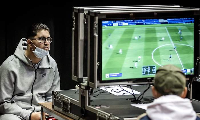 adolescente-videojuego-fifa21-getty.jpg